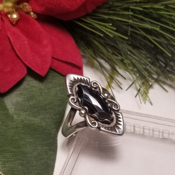 Pretty Vintage Sterling Silver Ring - Picture 2 of 8